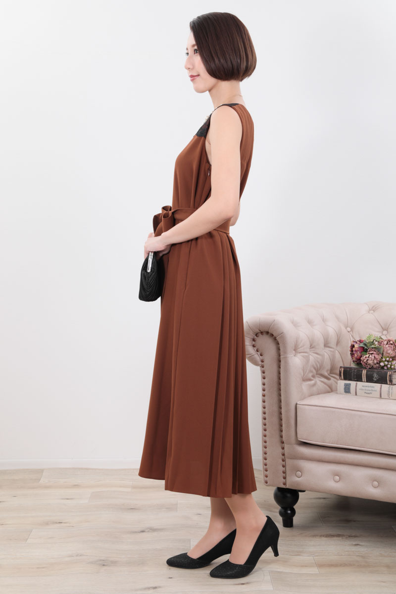 ブラウンのバックプリーツノースリーブドレス