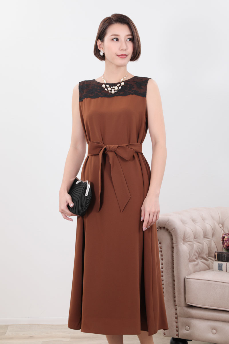 ブラウンのバックプリーツノースリーブドレス