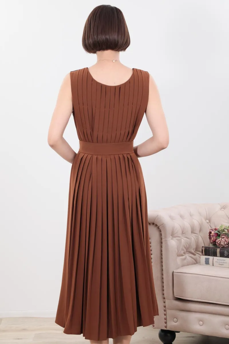 ブラウンのバックプリーツノースリーブドレス