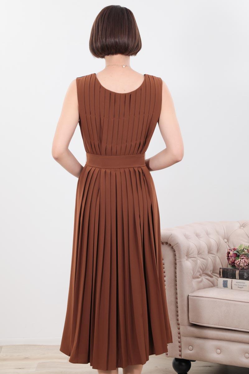 ブラウンのバックプリーツノースリーブドレス