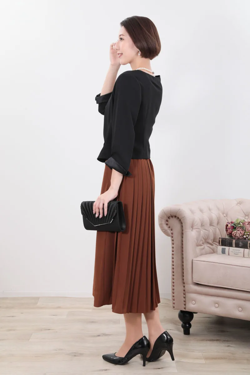 ブラウンのバックプリーツノースリーブドレス