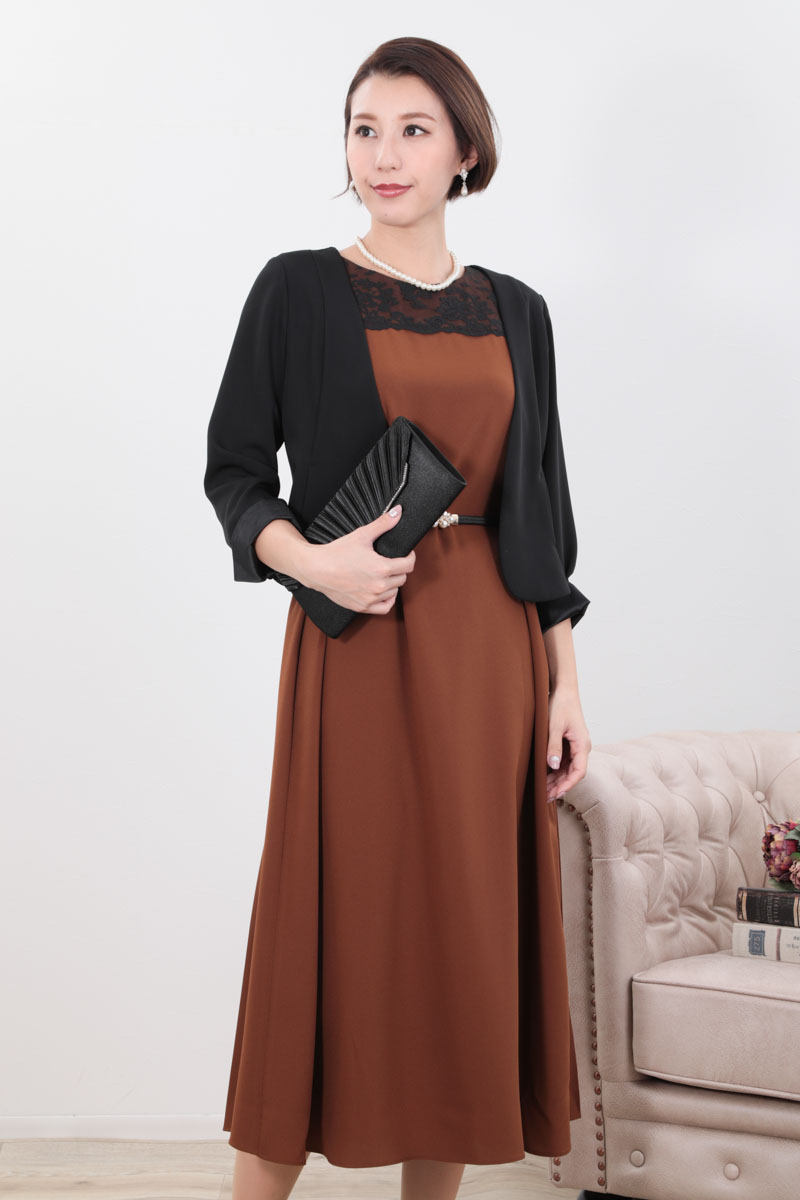 ブラウンのバックプリーツノースリーブドレス