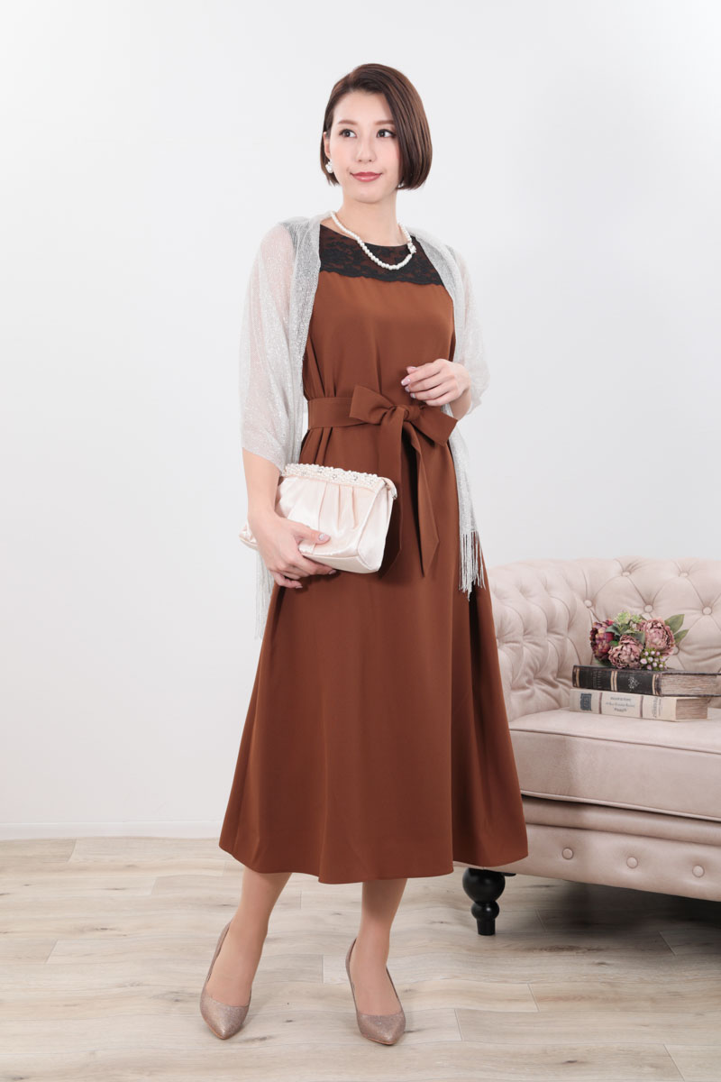ブラウンのバックプリーツノースリーブドレス