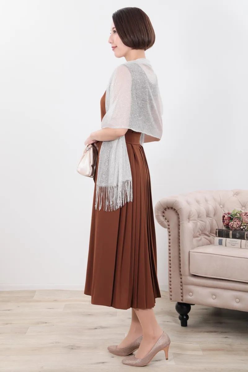 ブラウンのバックプリーツノースリーブドレス