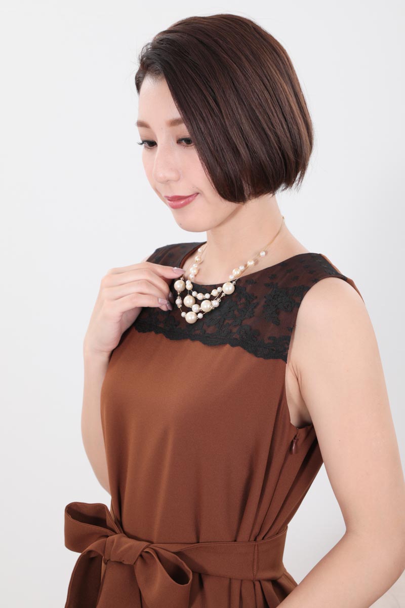 ブラウンのバックプリーツノースリーブドレス