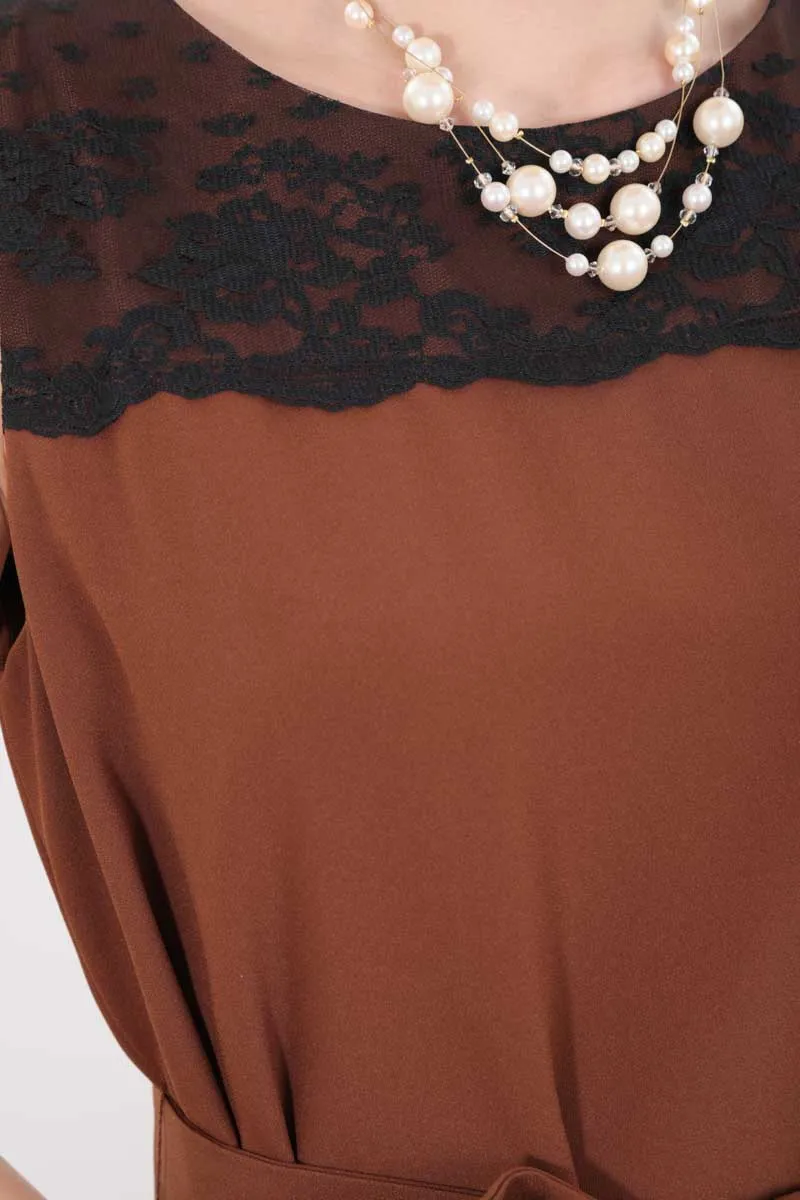 ブラウンのバックプリーツノースリーブドレス