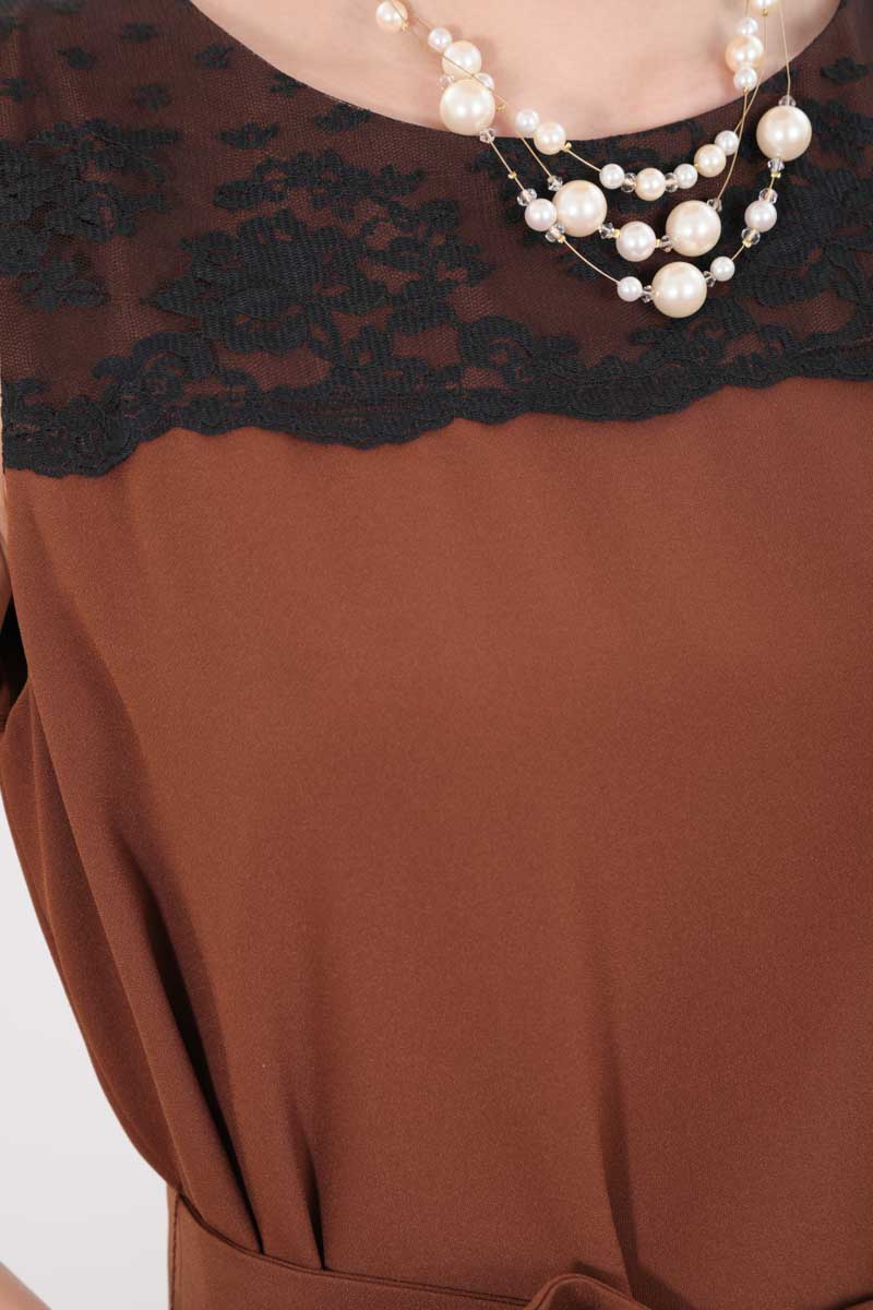 ブラウンのバックプリーツノースリーブドレス