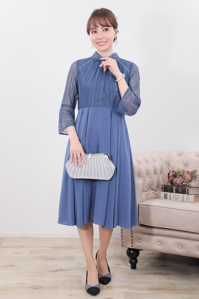 ブルーのボトルネックストライプレースドレス