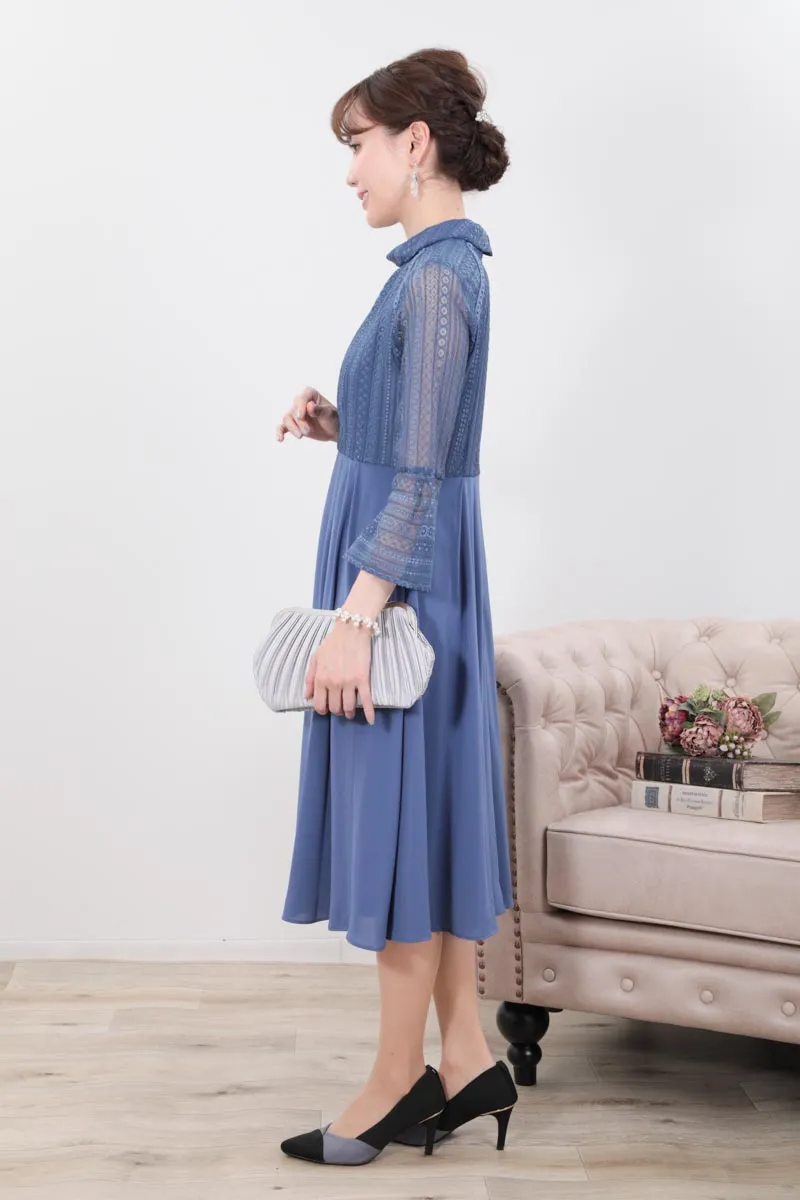 ブルーのボトルネックストライプレースドレス