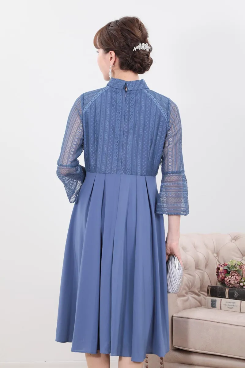 ブルーのボトルネックストライプレースドレス