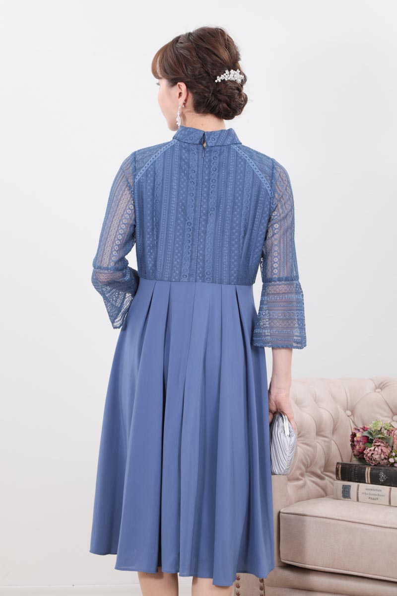 ブルーのボトルネックストライプレースドレス