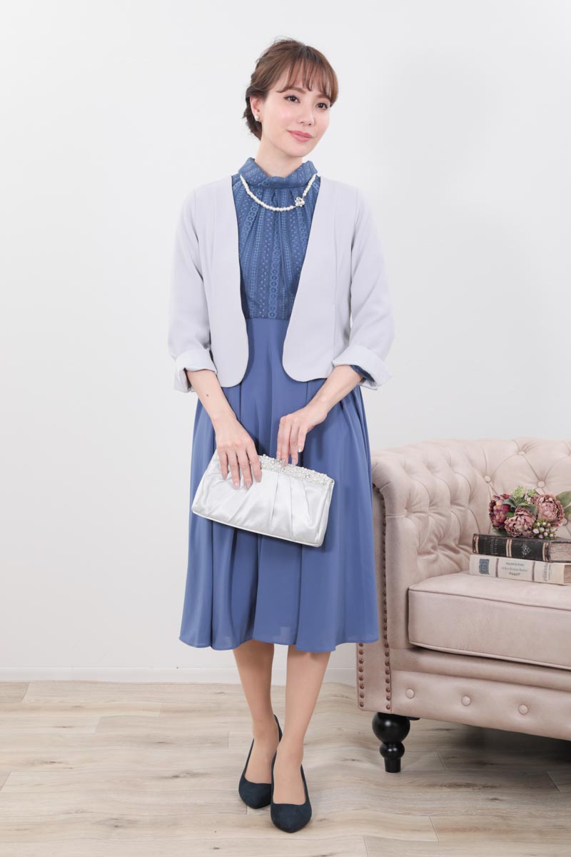 ブルーのボトルネックストライプレースドレス