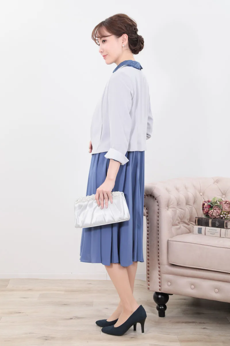 ブルーのボトルネックストライプレースドレス