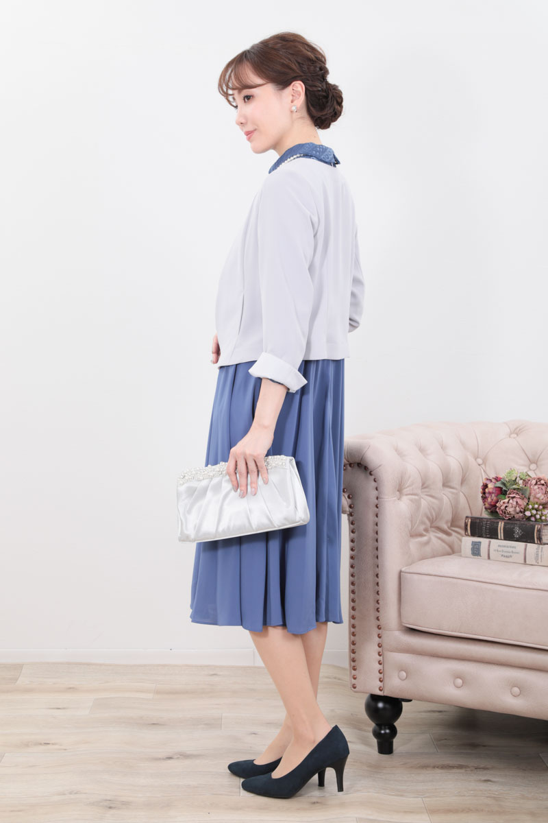 ブルーのボトルネックストライプレースドレス