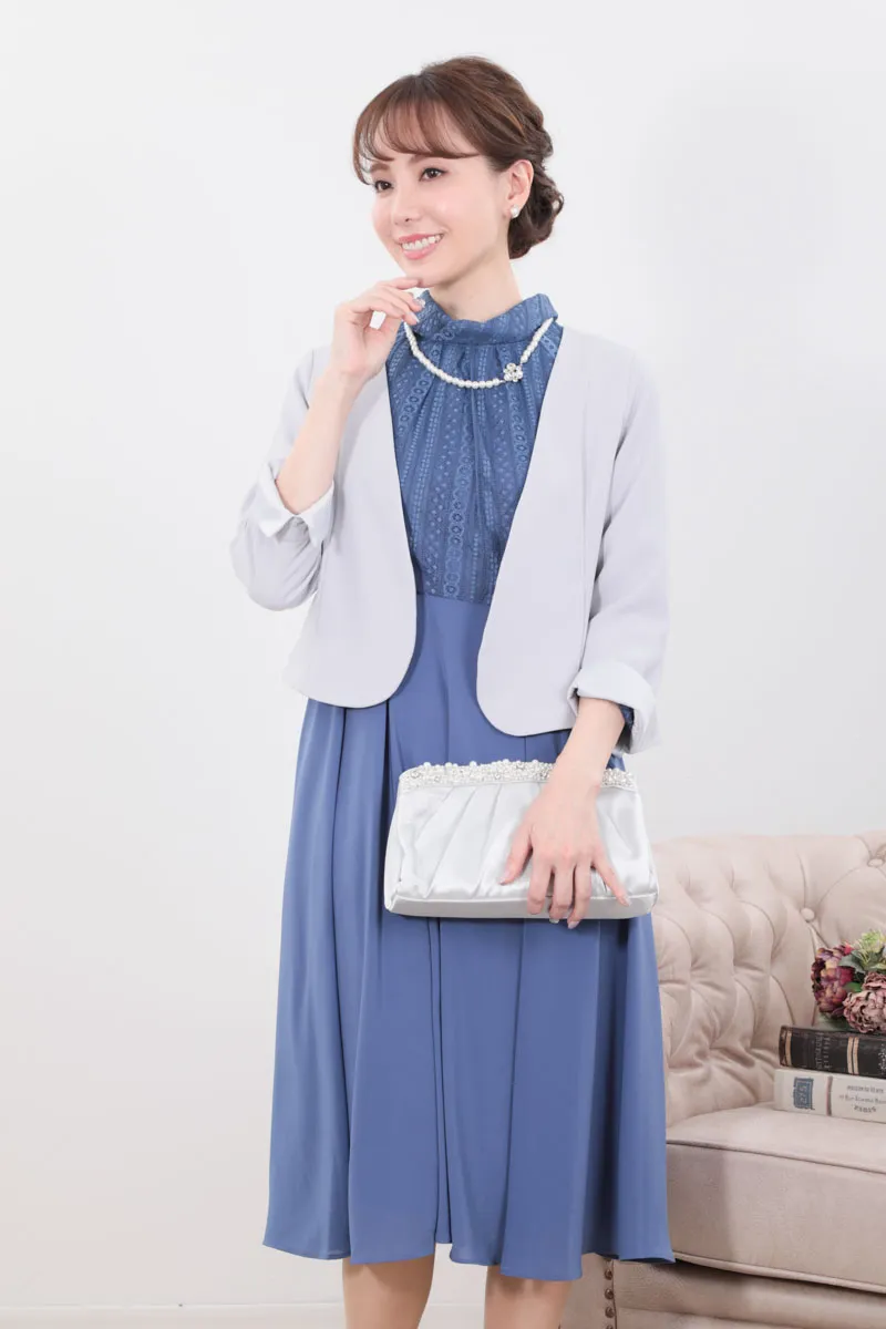 ブルーのボトルネックストライプレースドレス