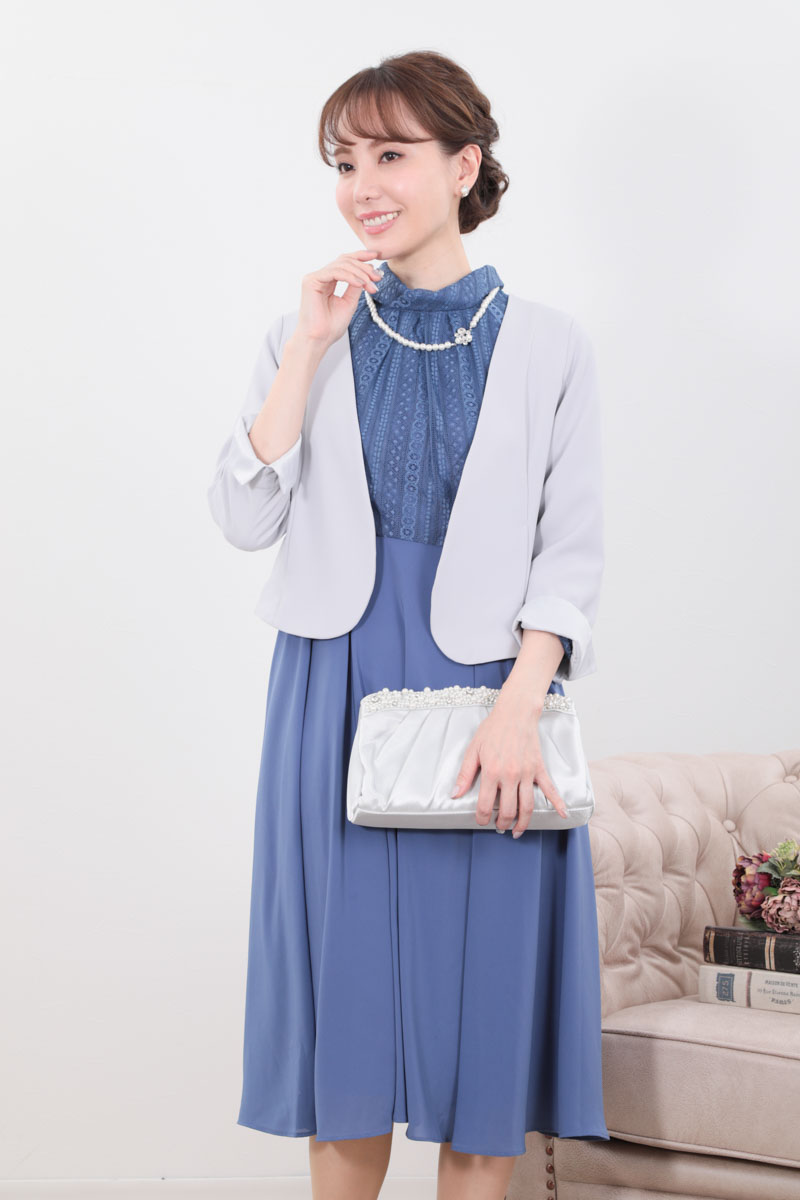 ブルーのボトルネックストライプレースドレス