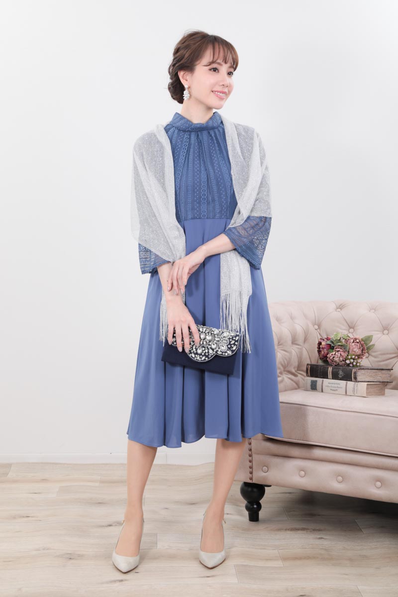 ブルーのボトルネックストライプレースドレス