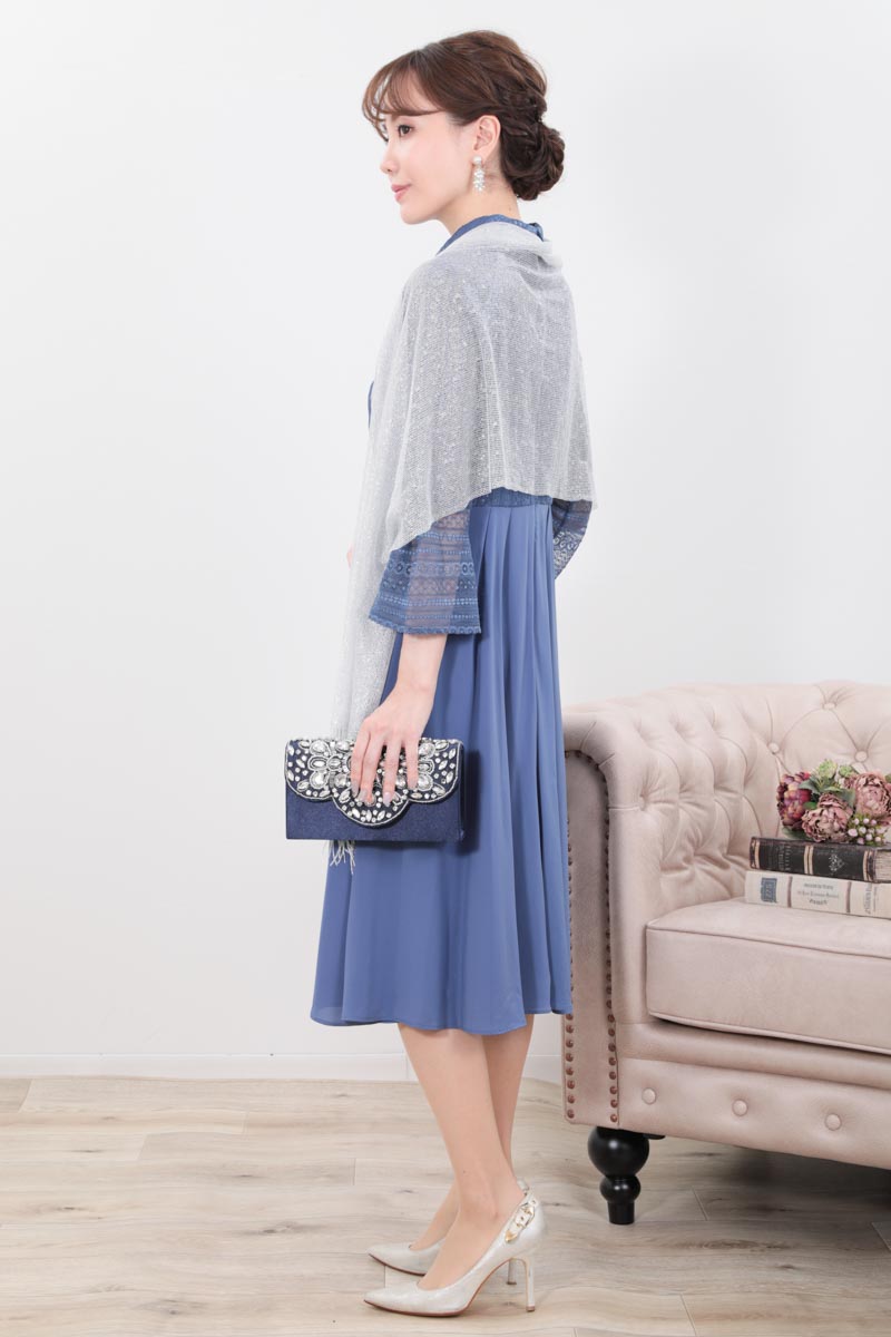 ブルーのボトルネックストライプレースドレス