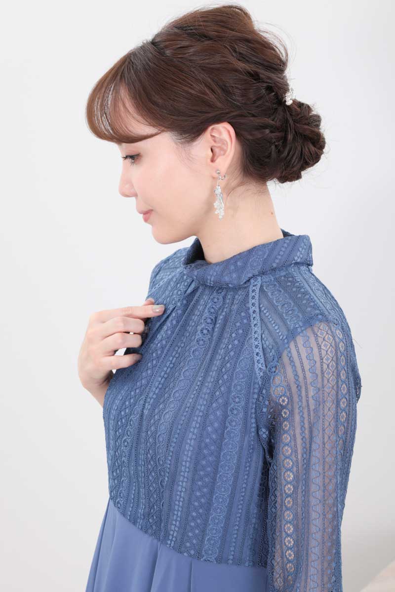 ブルーのボトルネックストライプレースドレス