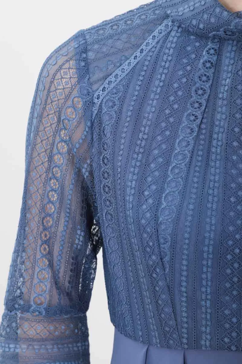 ブルーのボトルネックストライプレースドレス