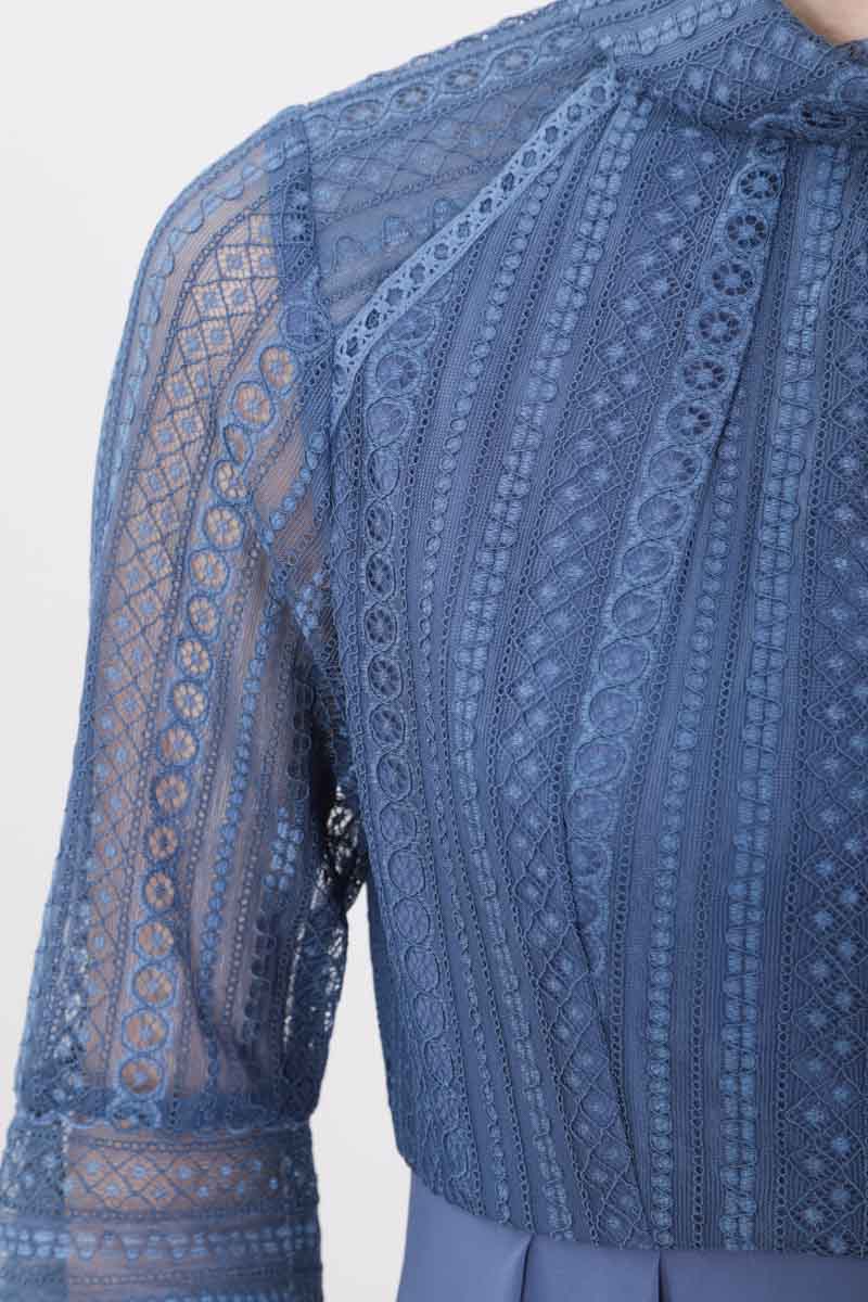 ブルーのボトルネックストライプレースドレス