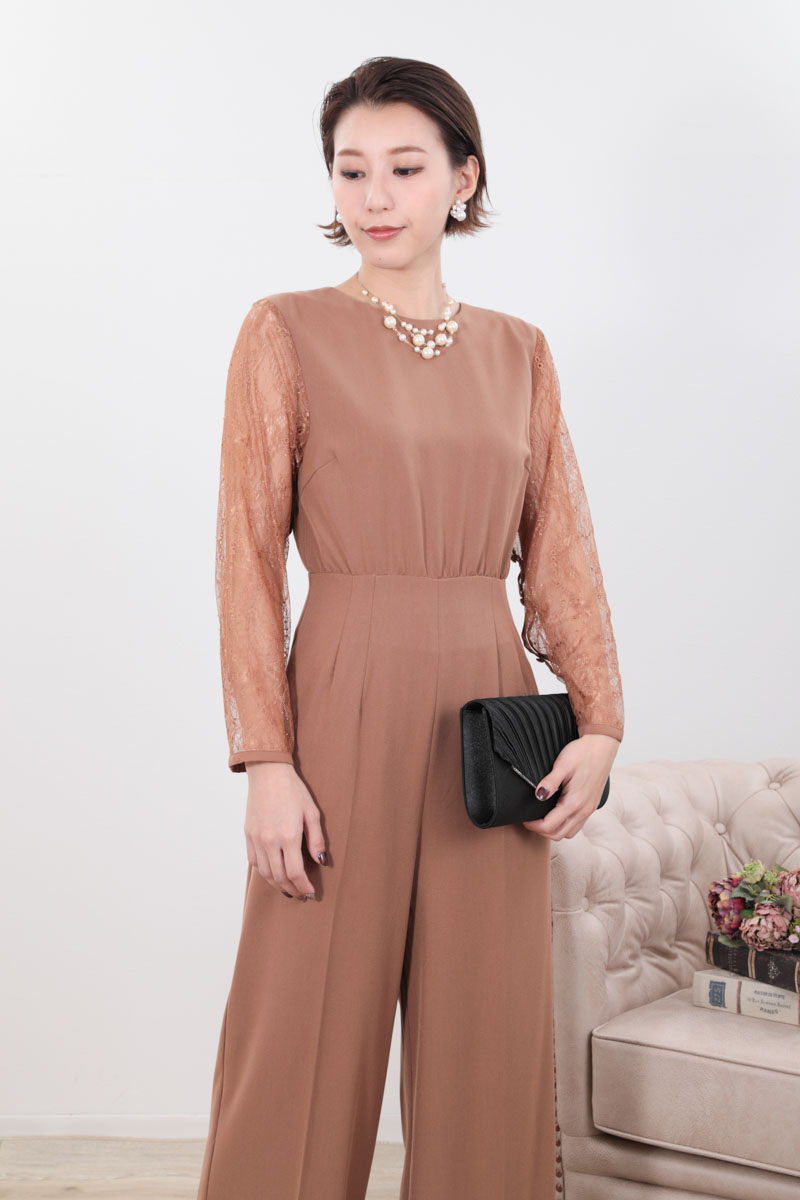 ブラウンのレーススリーブバックオープンパンツドレス