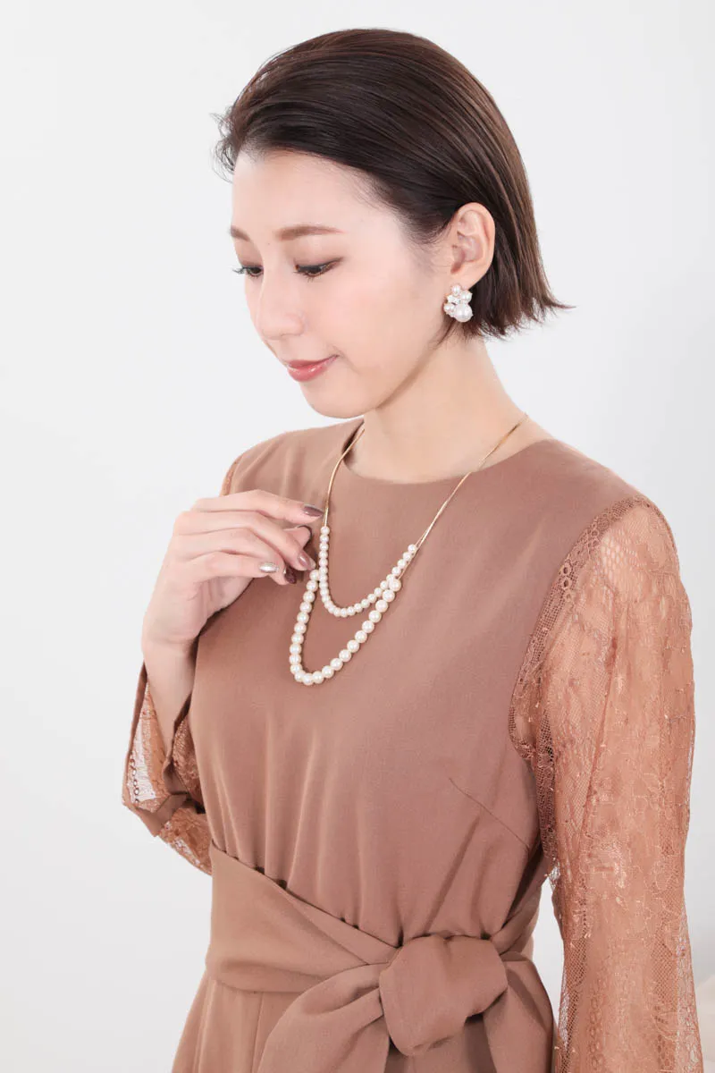 ブラウンのレーススリーブバックオープンパンツドレス