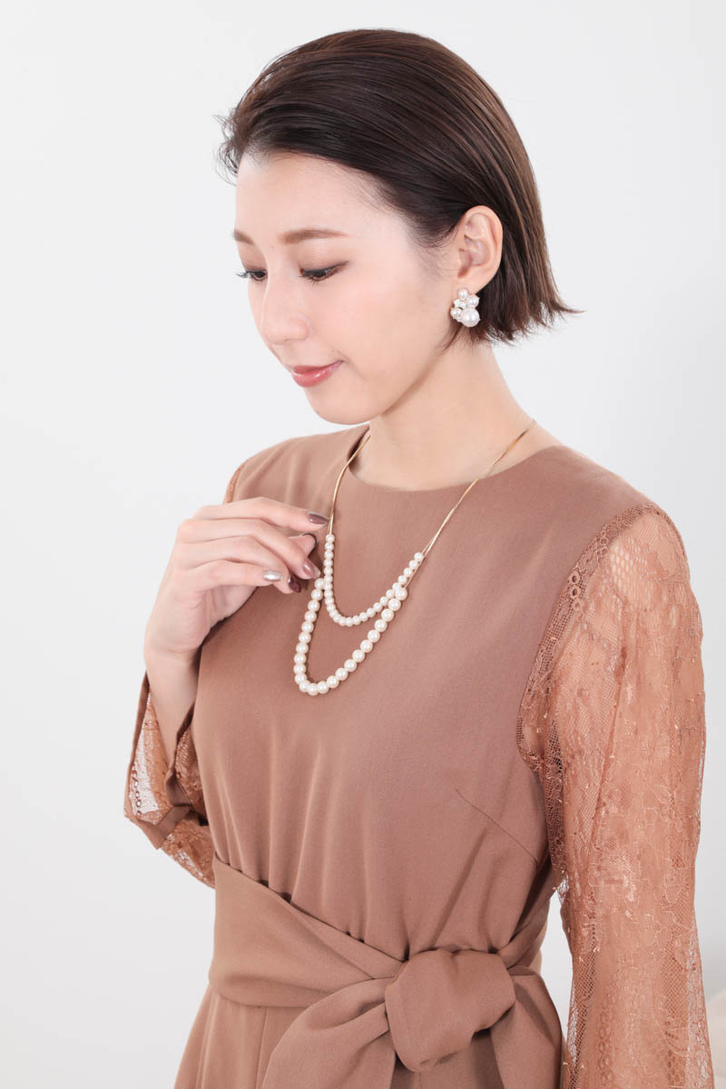 ブラウンのレーススリーブバックオープンパンツドレス