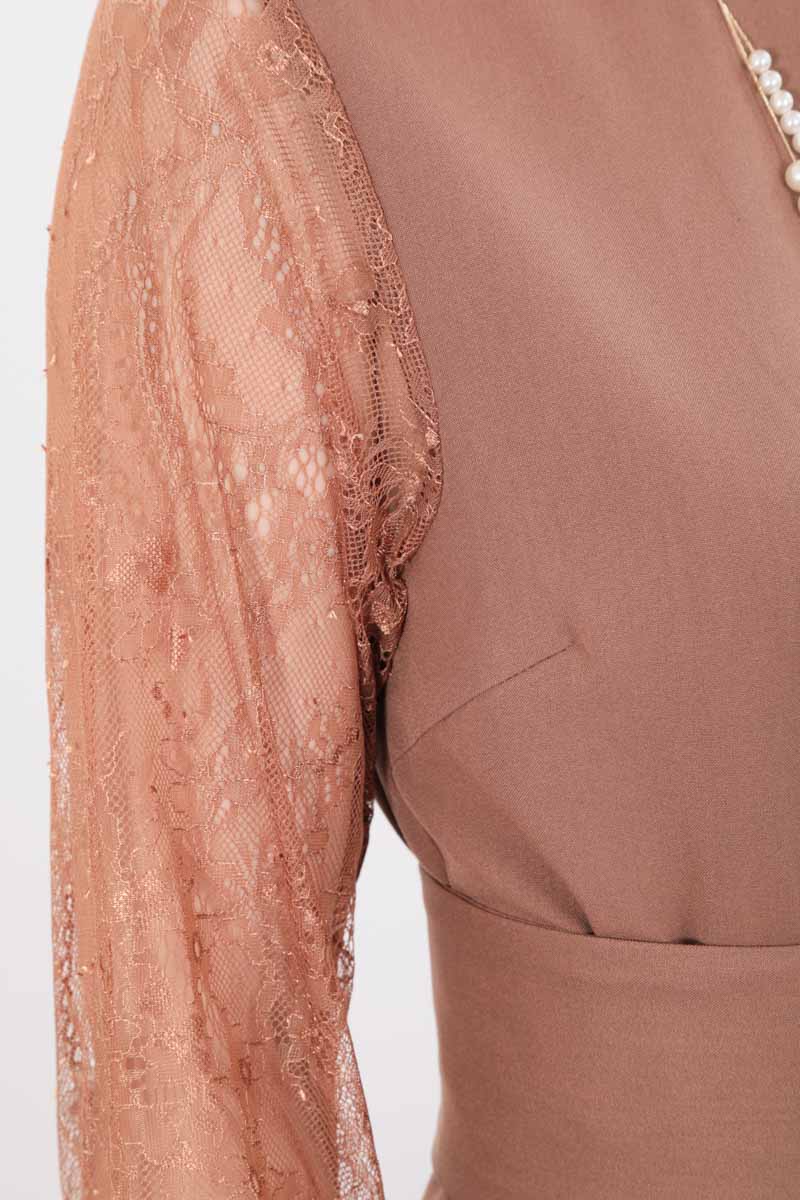 ブラウンのレーススリーブバックオープンパンツドレス