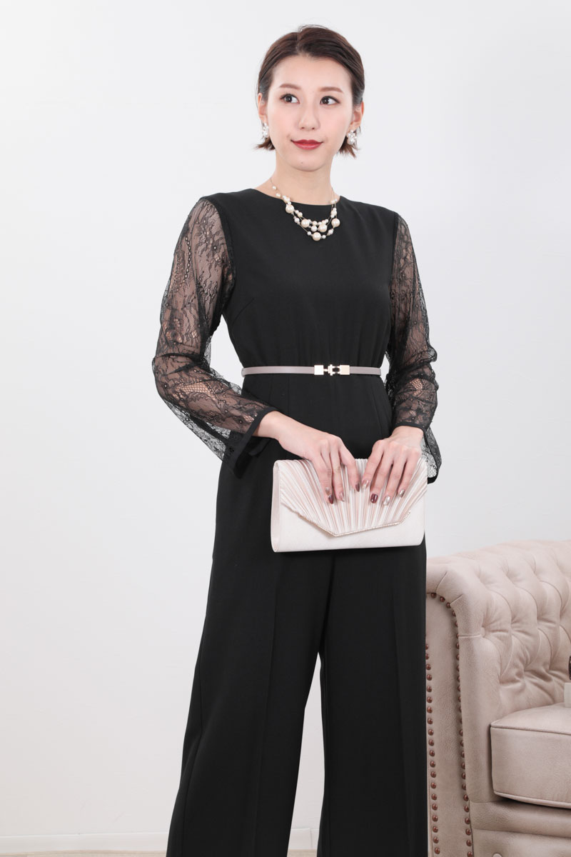 ブラックのレーススリーブバックオープンパンツドレス