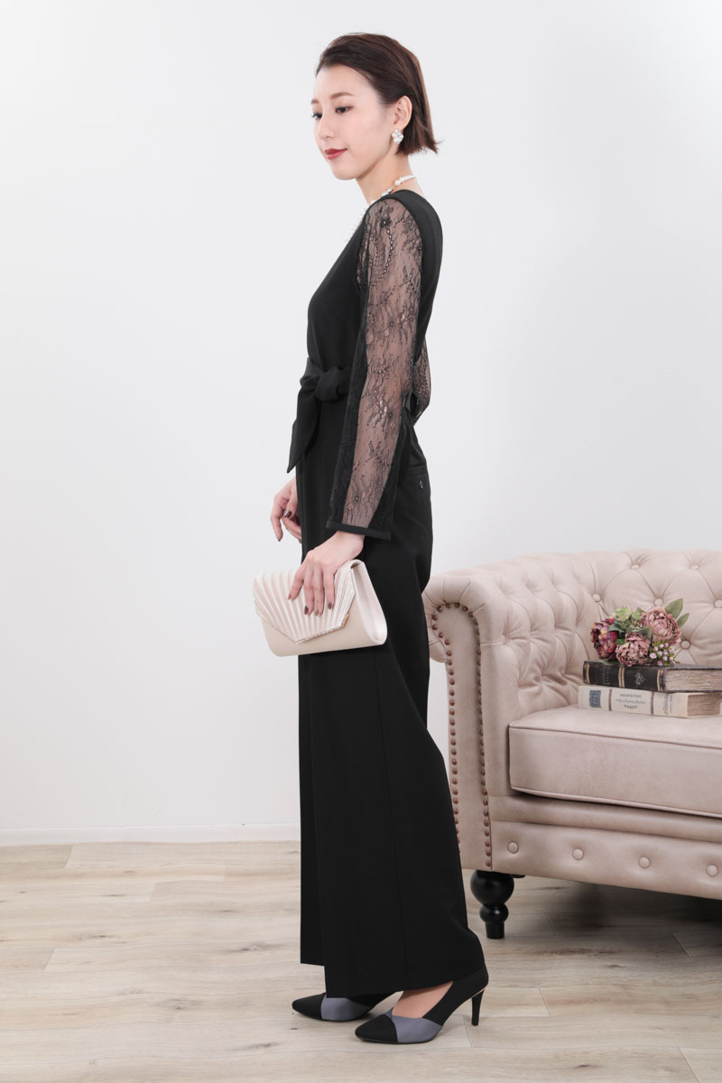ブラックのレーススリーブバックオープンパンツドレス
