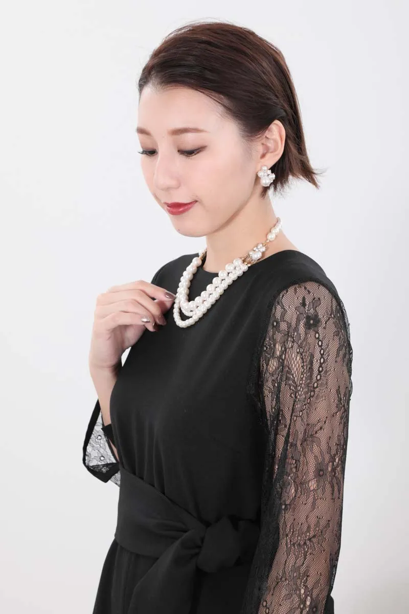 ブラックのレーススリーブバックオープンパンツドレス