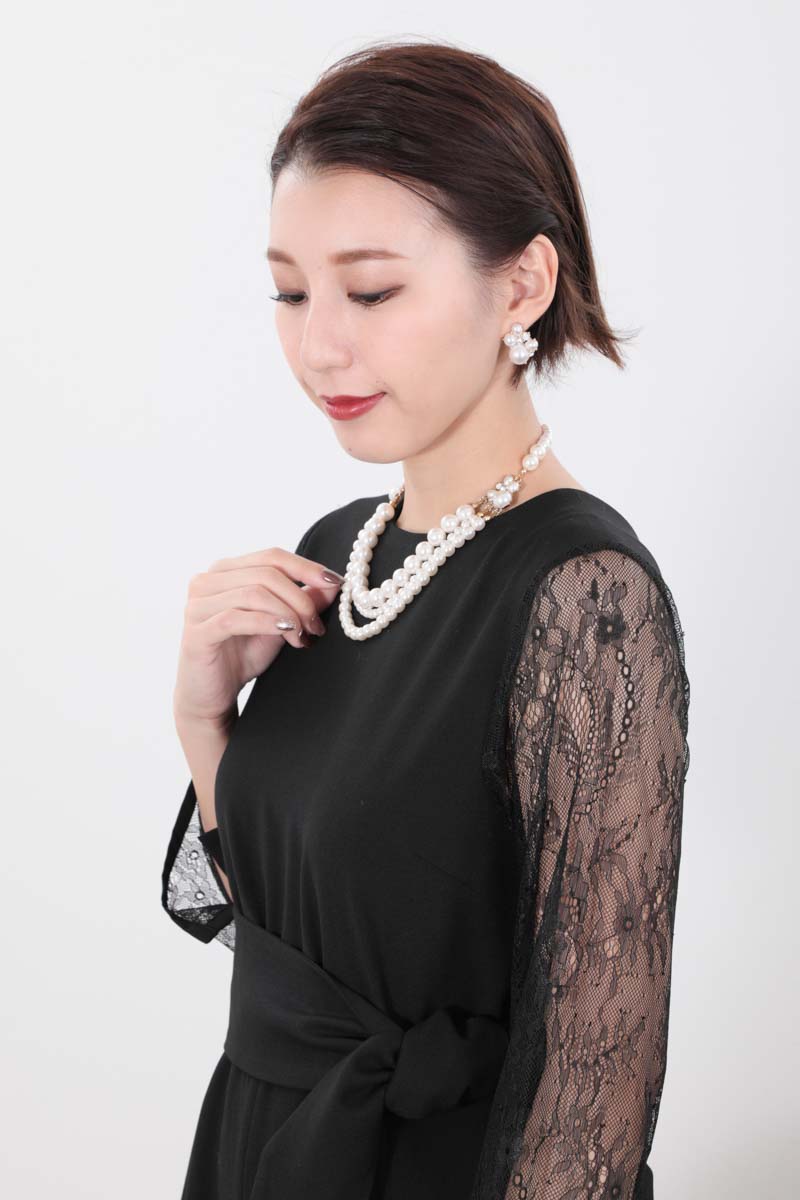 ブラックのレーススリーブバックオープンパンツドレス