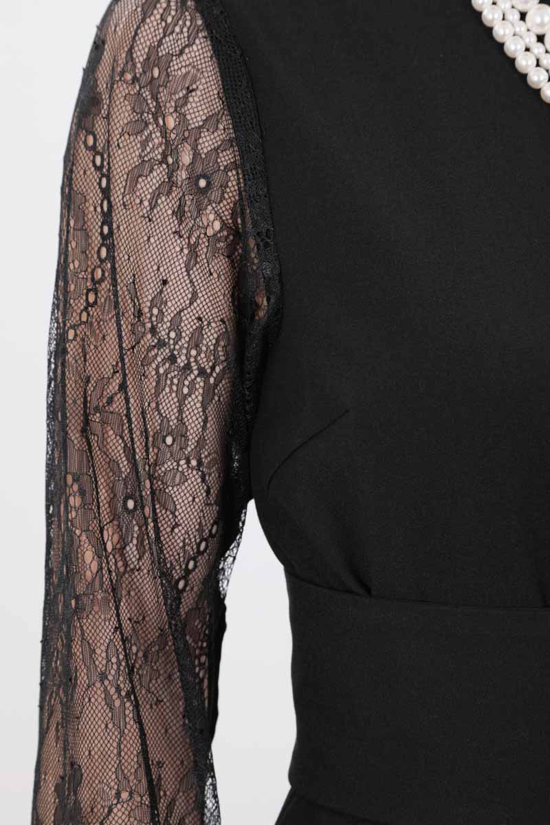 ブラックのレーススリーブバックオープンパンツドレス