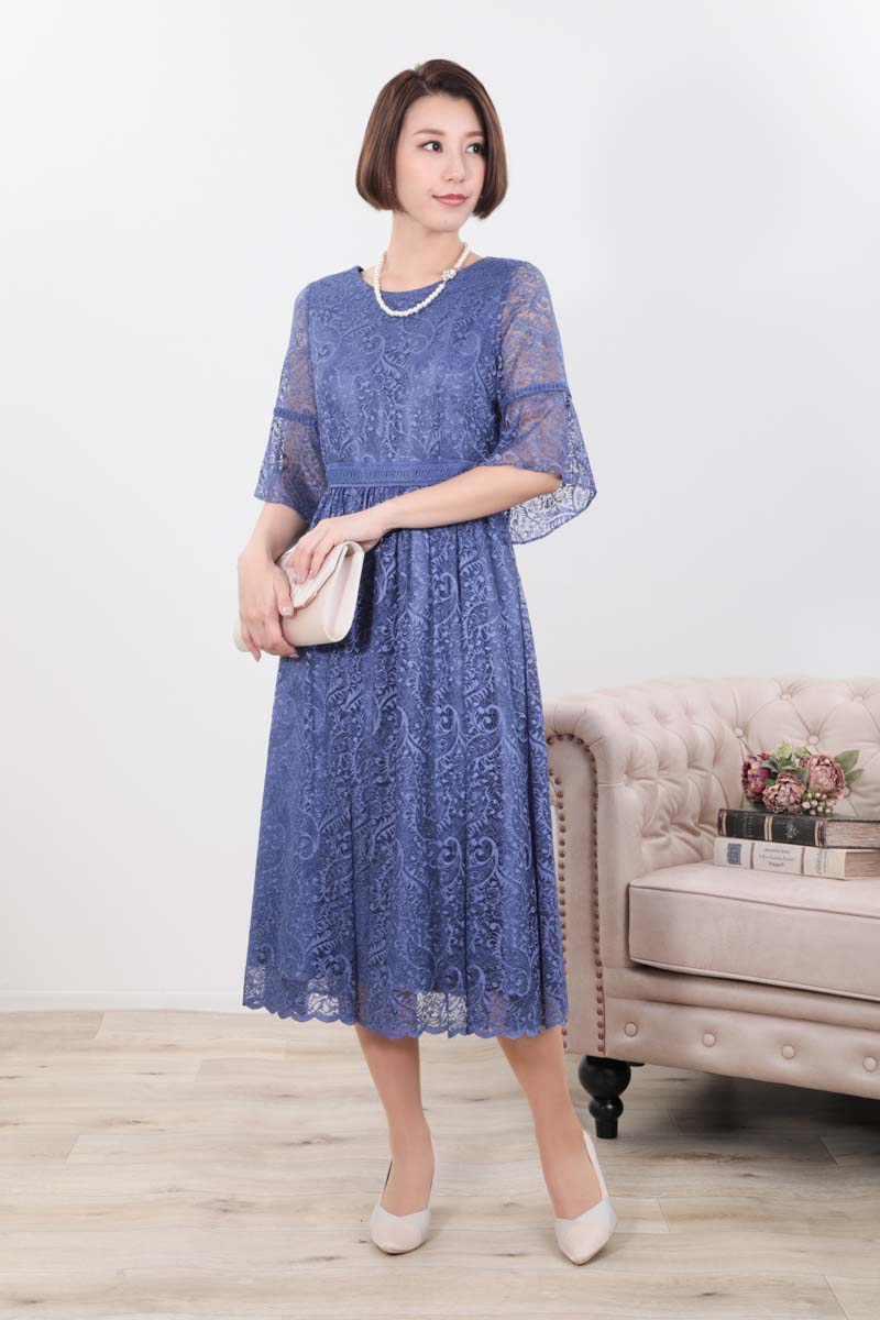 ブルーのフレアスリーブペイズリーレースドレス
