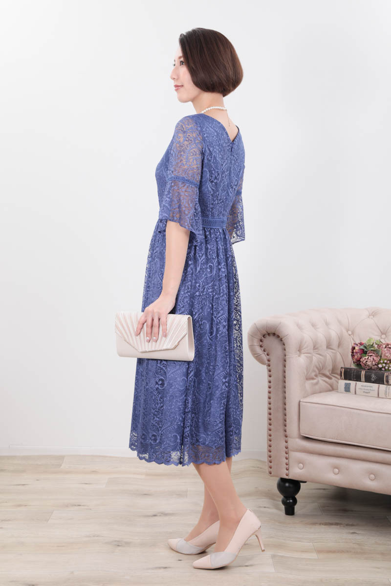 ブルーのフレアスリーブペイズリーレースドレス