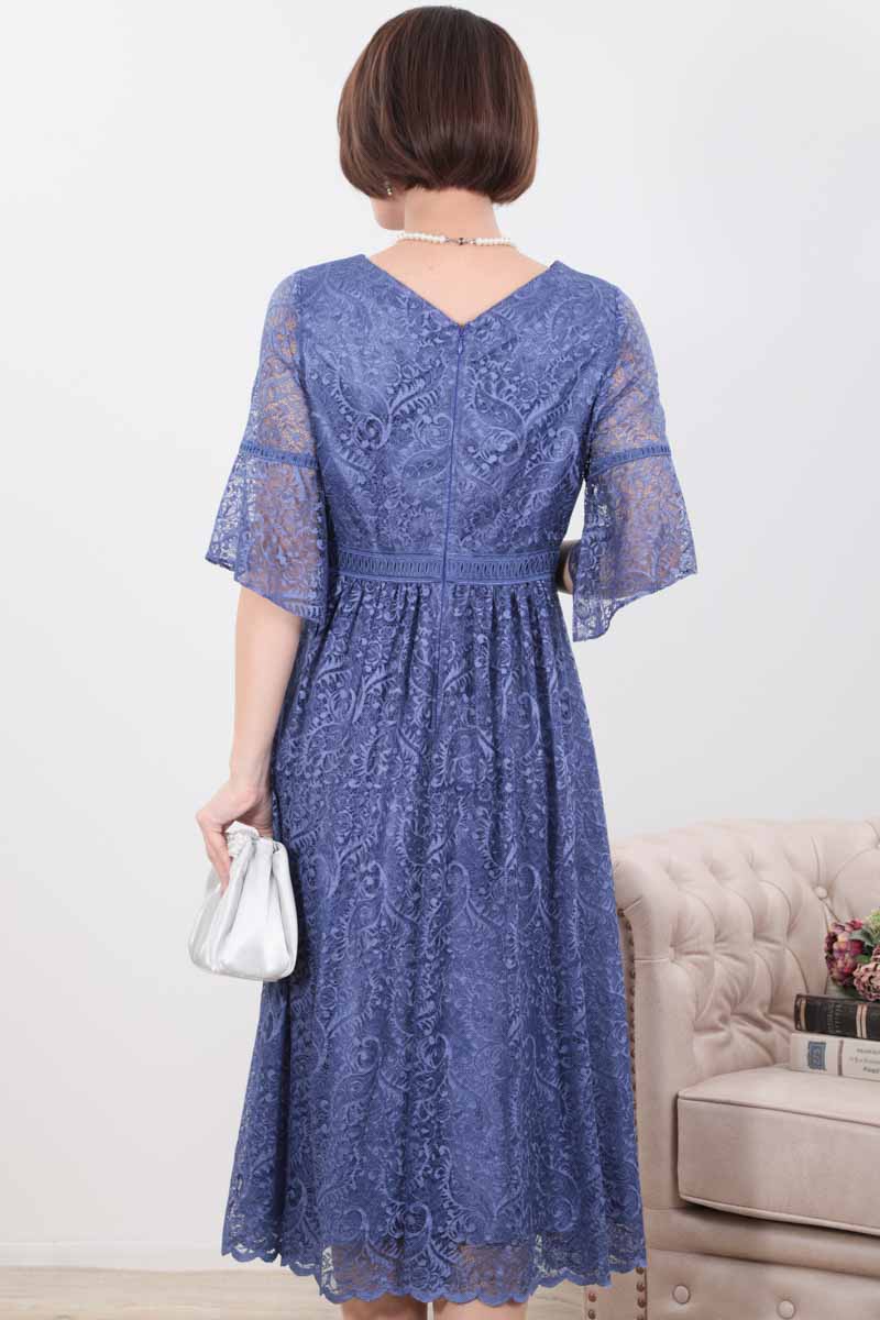ブルーのフレアスリーブペイズリーレースドレス