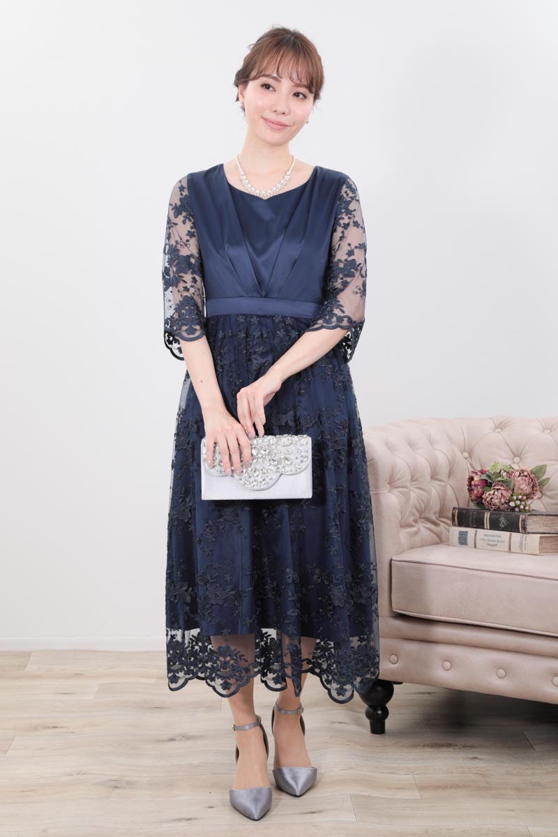 ネイビーのフラワースカラップレースドレス
