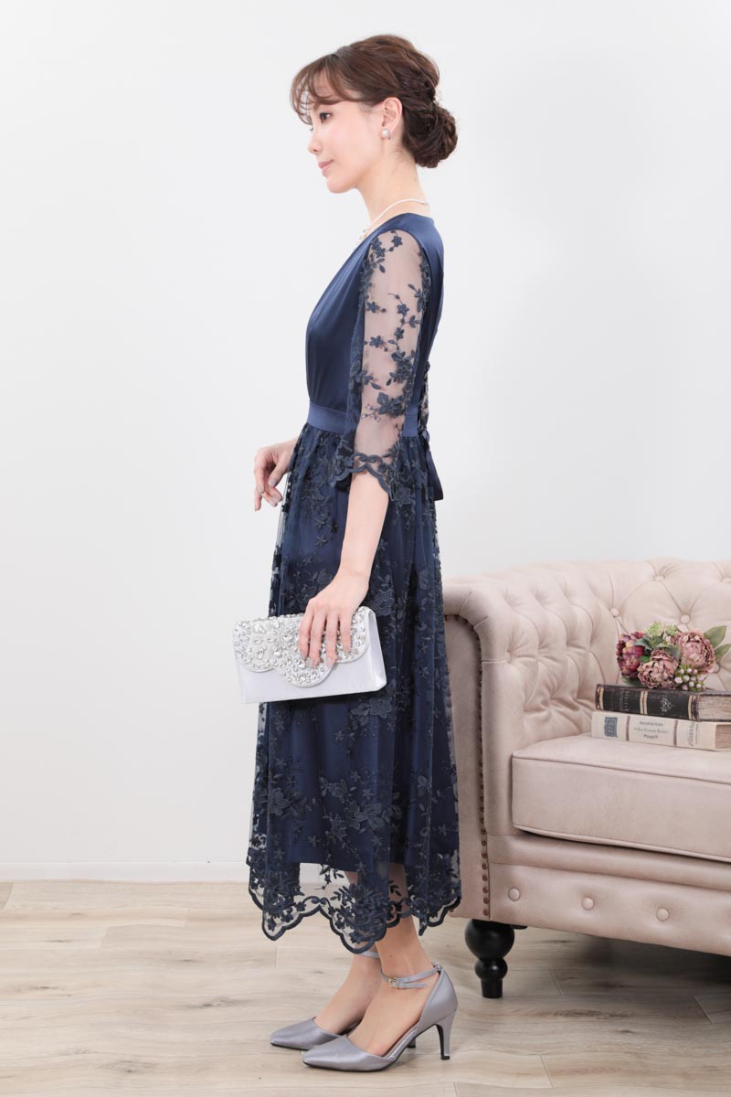 ネイビーのフラワースカラップレースドレス