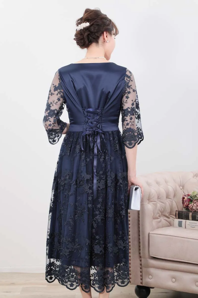 ネイビーのフラワースカラップレースドレス