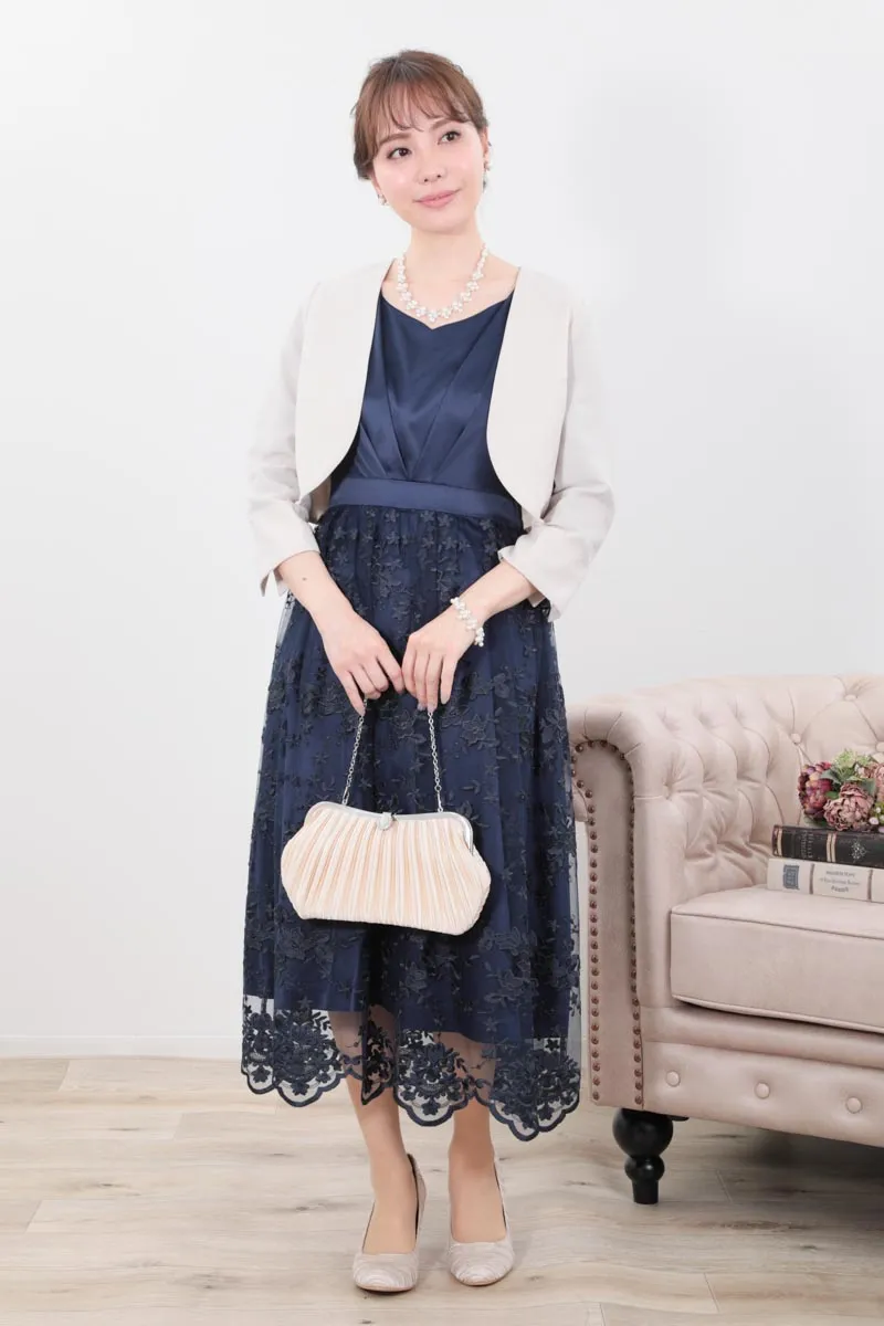 ネイビーのフラワースカラップレースドレス