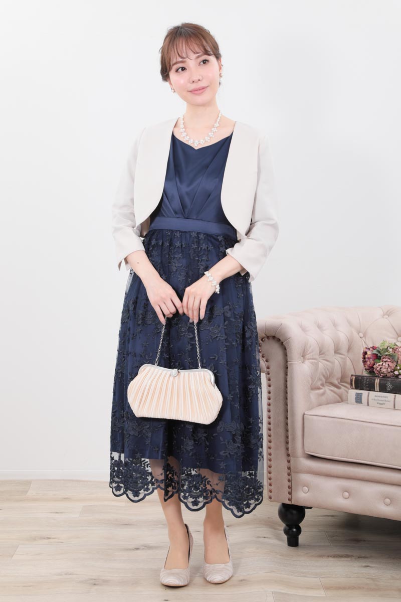 ネイビーのフラワースカラップレースドレス
