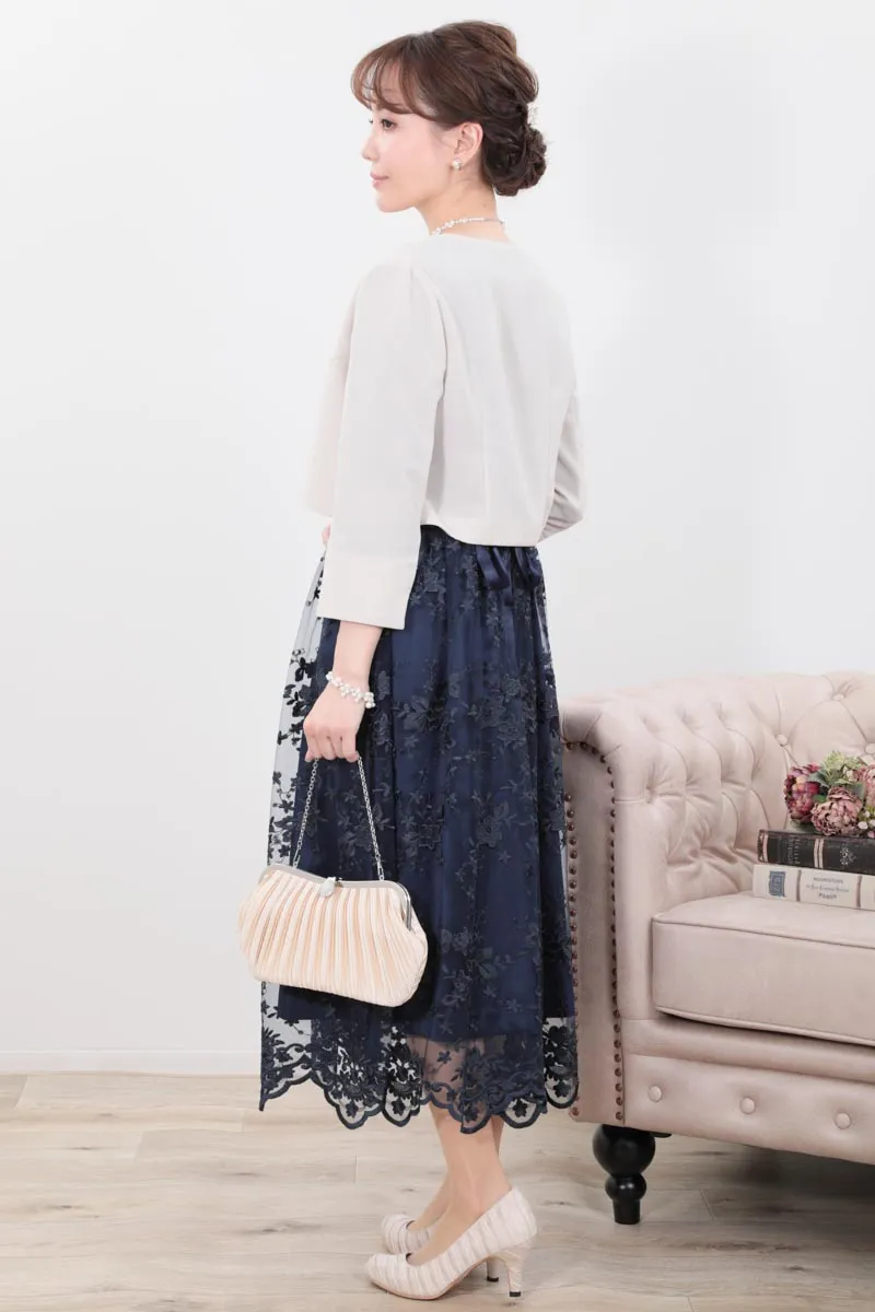 ネイビーのフラワースカラップレースドレス