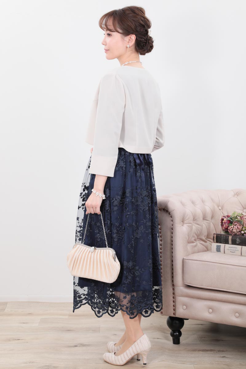 ネイビーのフラワースカラップレースドレス