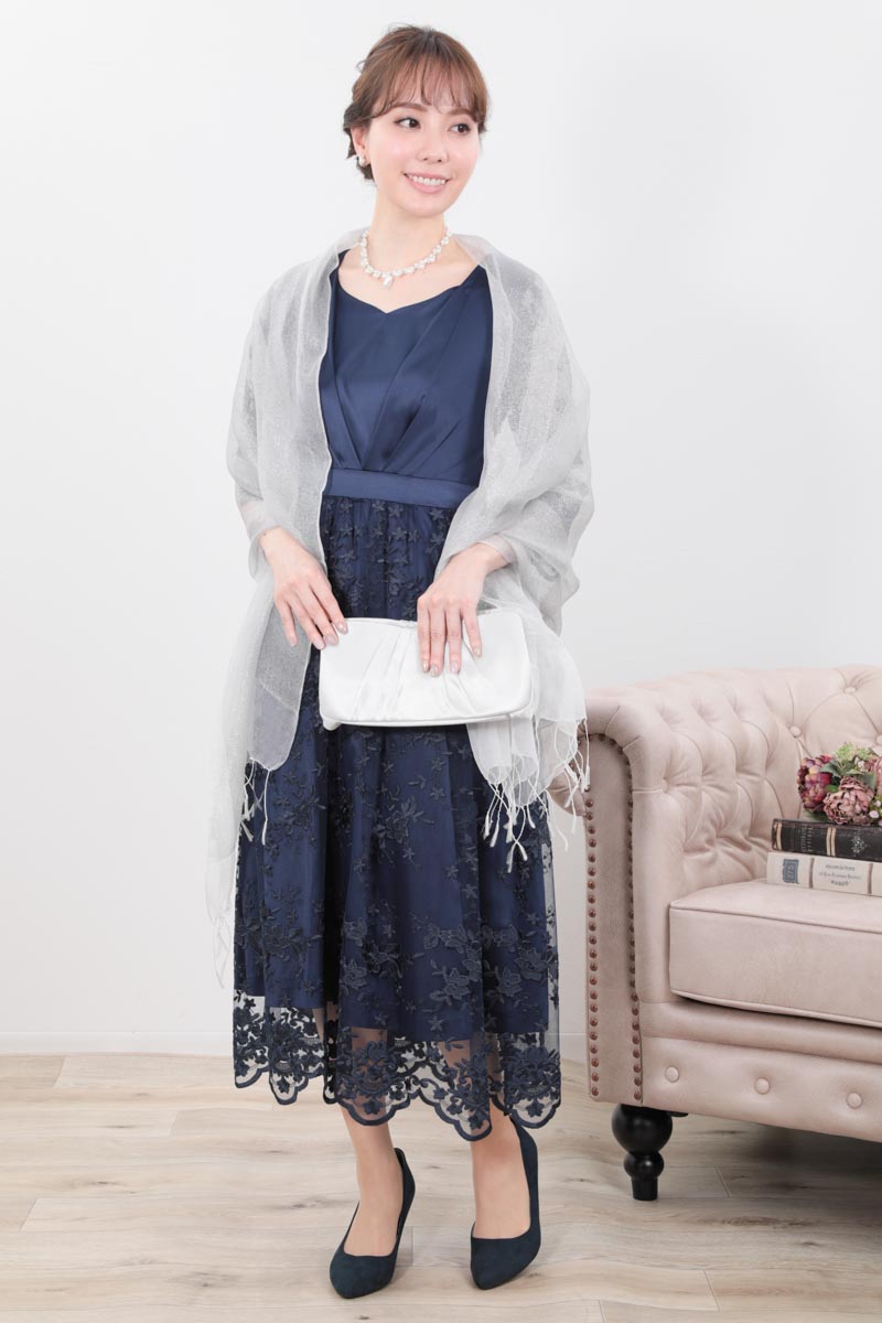 ネイビーのフラワースカラップレースドレス