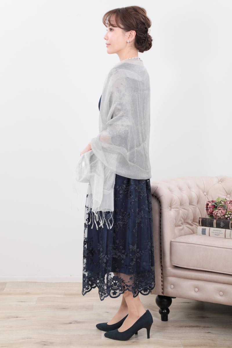 ネイビーのフラワースカラップレースドレス