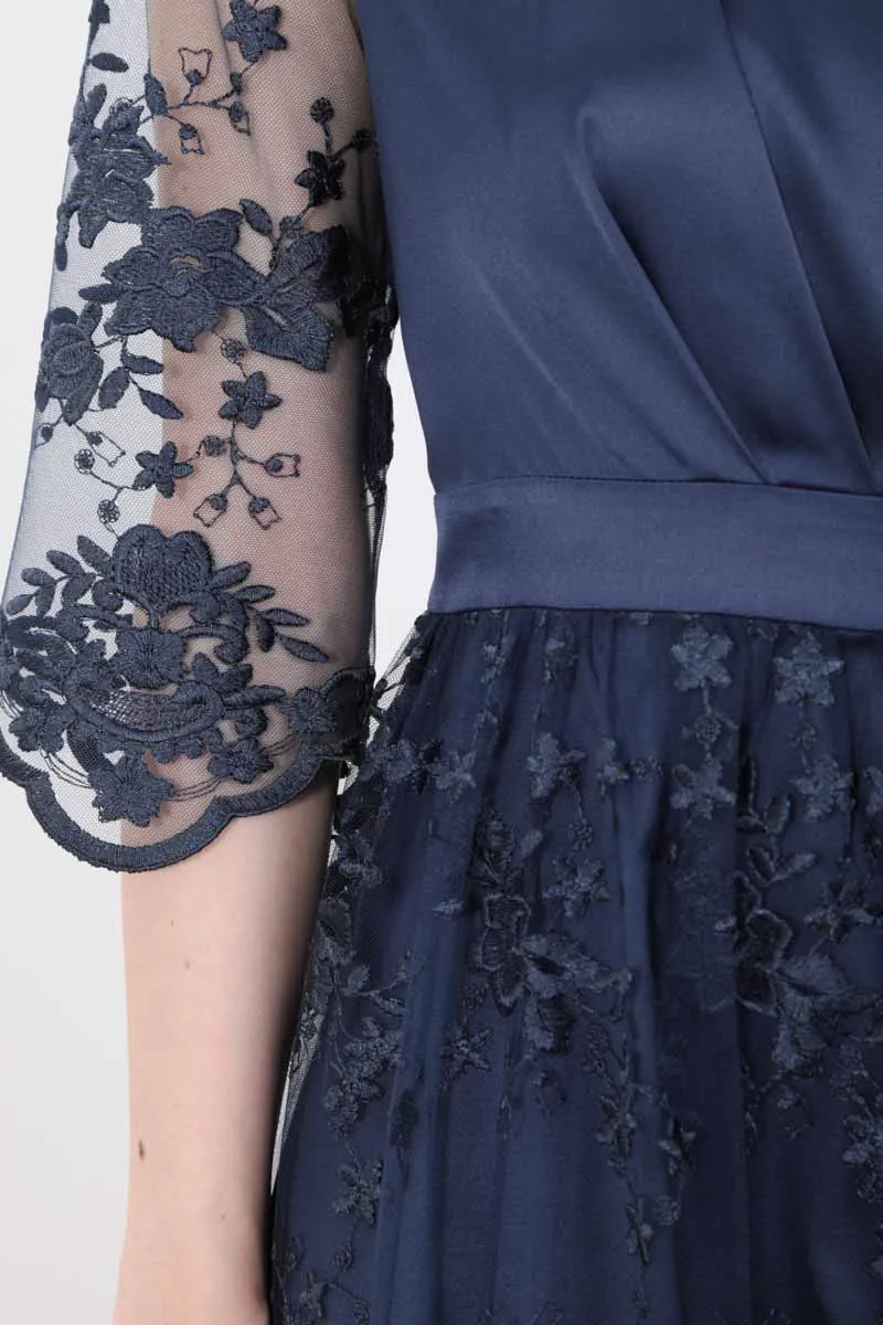 ネイビーのフラワースカラップレースドレス
