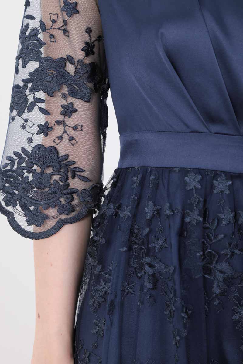 ネイビーのフラワースカラップレースドレス