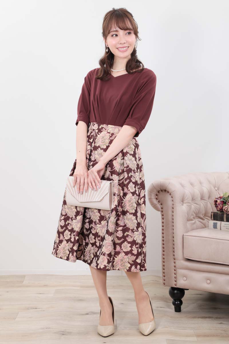 ワインレッドのフラワージャガードカフスドレス