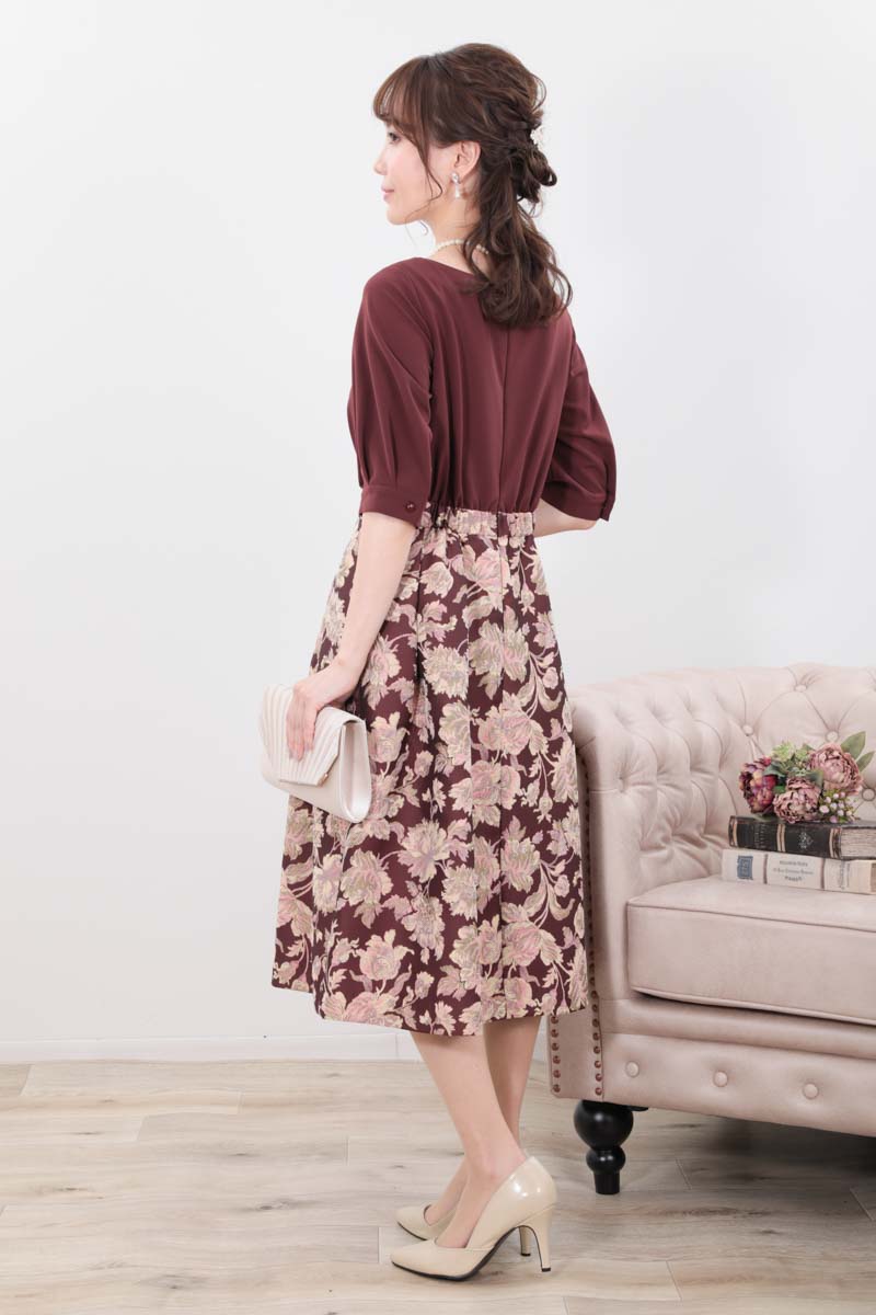 ワインレッドのフラワージャガードカフスドレス